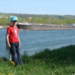 Jael und ein Frachter auf dem Rhein