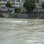 Schwimmbojen im Rhein bei Basel