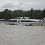 Hotelschiff vor der Schleuse Niffer