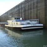 Frachter in der Schleuse Fessenheim